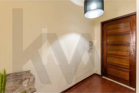 Apartamento T1+1 com marquise e lugar de garagem, na Rua da Bélgica em Vila Nova de Gaia
