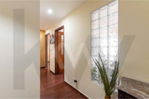 Apartamento T1+1 com marquise e lugar de garagem, na Rua da Bélgica em Vila Nova de Gaia