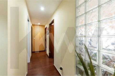 Apartamento T1+1 com marquise e lugar de garagem, na Rua da Bélgica em Vila Nova de Gaia