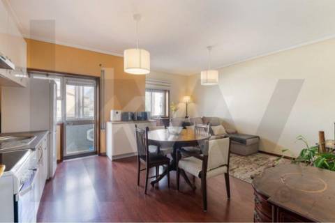 Apartamento T1+1 com marquise e lugar de garagem, na Rua da Bélgica em Vila Nova de Gaia