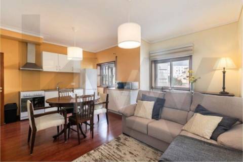 Apartamento T1+1 com marquise e lugar de garagem, na Rua da Bélgica em Vila Nova de Gaia