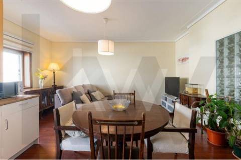 Apartamento T1+1 com marquise e lugar de garagem, na Rua da Bélgica em Vila Nova de Gaia