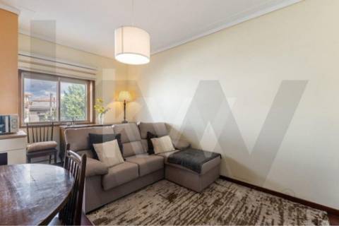 Apartamento T1+1 com marquise e lugar de garagem, na Rua da Bélgica em Vila Nova de Gaia