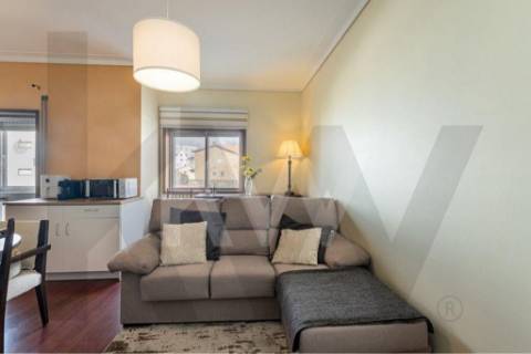 Apartamento T1+1 com marquise e lugar de garagem, na Rua da Bélgica em Vila Nova de Gaia