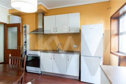 Apartamento T1+1 com marquise e lugar de garagem, na Rua da Bélgica em Vila Nova de Gaia