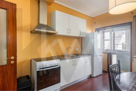 Apartamento T1+1 com marquise e lugar de garagem, na Rua da Bélgica em Vila Nova de Gaia