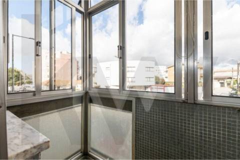 Apartamento T1+1 com marquise e lugar de garagem, na Rua da Bélgica em Vila Nova de Gaia