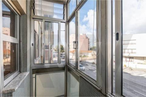 Apartamento T1+1 com marquise e lugar de garagem, na Rua da Bélgica em Vila Nova de Gaia