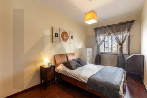 Apartamento T1+1 com marquise e lugar de garagem, na Rua da Bélgica em Vila Nova de Gaia