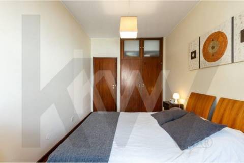 Apartamento T1+1 com marquise e lugar de garagem, na Rua da Bélgica em Vila Nova de Gaia