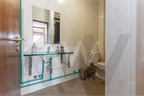 Apartamento T1+1 com marquise e lugar de garagem, na Rua da Bélgica em Vila Nova de Gaia