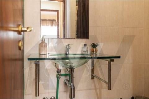 Apartamento T1+1 com marquise e lugar de garagem, na Rua da Bélgica em Vila Nova de Gaia