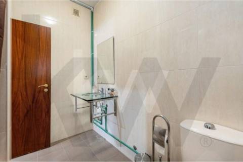 Apartamento T1+1 com marquise e lugar de garagem, na Rua da Bélgica em Vila Nova de Gaia