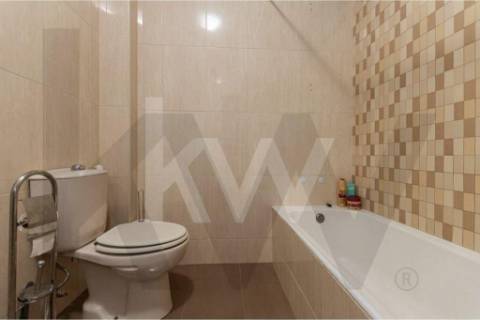 Apartamento T1+1 com marquise e lugar de garagem, na Rua da Bélgica em Vila Nova de Gaia