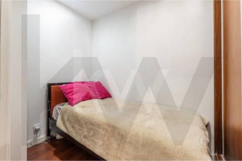 Apartamento T1+1 com marquise e lugar de garagem, na Rua da Bélgica em Vila Nova de Gaia