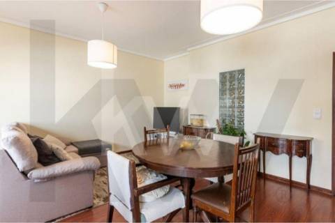 Apartamento T1+1 com marquise e lugar de garagem, na Rua da Bélgica em Vila Nova de Gaia