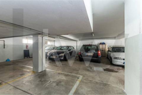 Apartamento T1+1 com marquise e lugar de garagem, na Rua da Bélgica em Vila Nova de Gaia