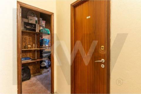 Apartamento T1+1 com marquise e lugar de garagem, na Rua da Bélgica em Vila Nova de Gaia