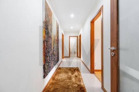 Apartamento T3 com elevador, garagem e 171M2 de Área útil