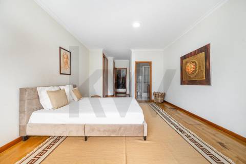 Apartamento T3 com elevador, garagem e 171M2 de Área útil