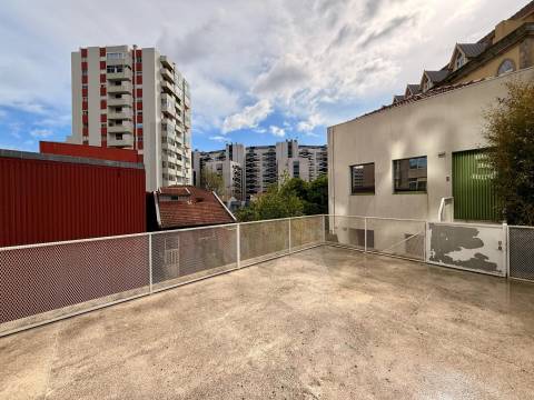 Apartamento T0 com Mezzanine junto à Praça da Galiza