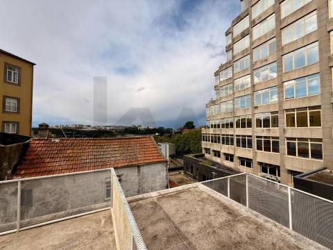 Apartamento T0 com Mezzanine junto à Praça da Galiza