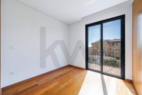 T2 recuado, novo, no centro de Leça da Palmeira, com terraço