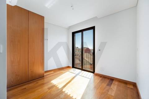 T2 recuado, novo, no centro de Leça da Palmeira, com terraço