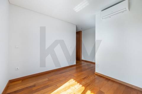 T2 recuado, novo, no centro de Leça da Palmeira, com terraço