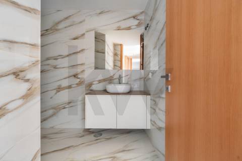 T2 recuado, novo, no centro de Leça da Palmeira, com terraço