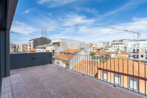 T2 recuado, novo, no centro de Leça da Palmeira, com terraço