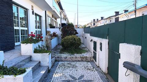 MORADIA T4 + Sótão »»» Junto á EB 2/3 da Maia