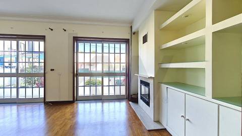 MORADIA T4 + Sótão »»» Junto á EB 2/3 da Maia