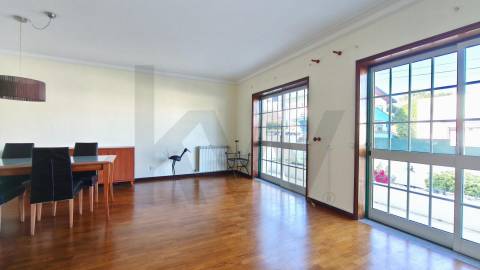 MORADIA T4 + Sótão »»» Junto á EB 2/3 da Maia