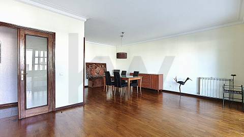 MORADIA T4 + Sótão »»» Junto á EB 2/3 da Maia