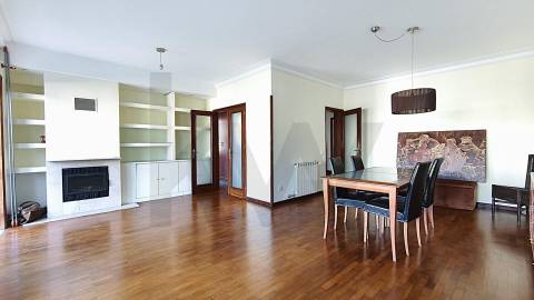 MORADIA T4 + Sótão »»» Junto á EB 2/3 da Maia