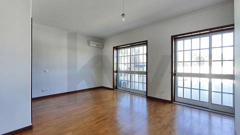 MORADIA T4 + Sótão »»» Junto á EB 2/3 da Maia