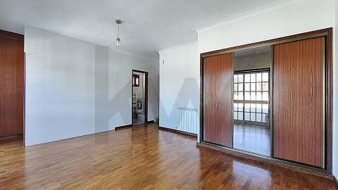 MORADIA T4 + Sótão »»» Junto á EB 2/3 da Maia