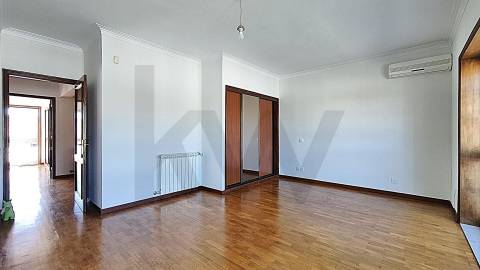 MORADIA T4 + Sótão »»» Junto á EB 2/3 da Maia