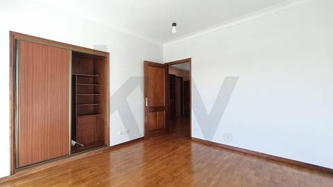 MORADIA T4 + Sótão »»» Junto á EB 2/3 da Maia