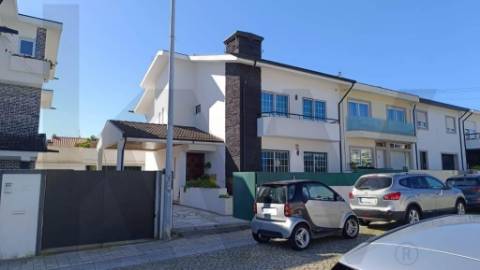 MORADIA T4 + Sótão »»» Junto á EB 2/3 da Maia