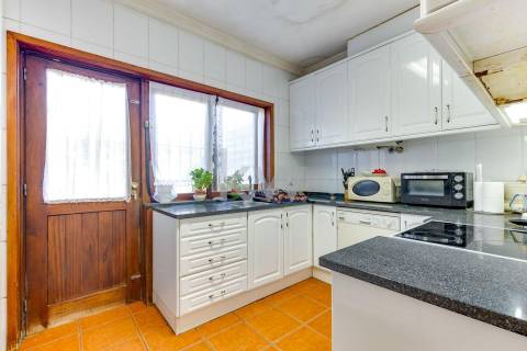 Moradia t4 em Aldoar com terreno!