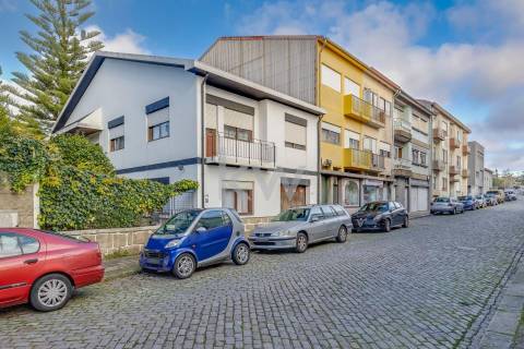 Moradia t4 em Aldoar com terreno!