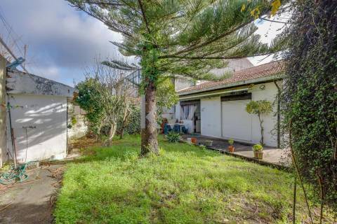 Moradia t4 em Aldoar com terreno!