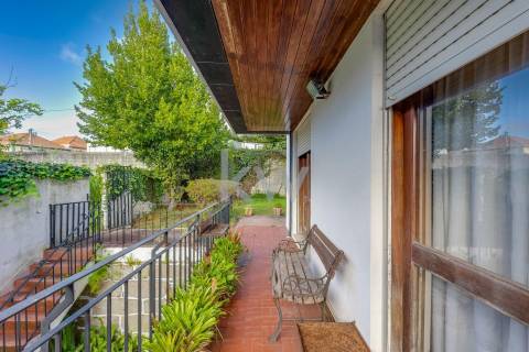 Moradia t4 em Aldoar com terreno!