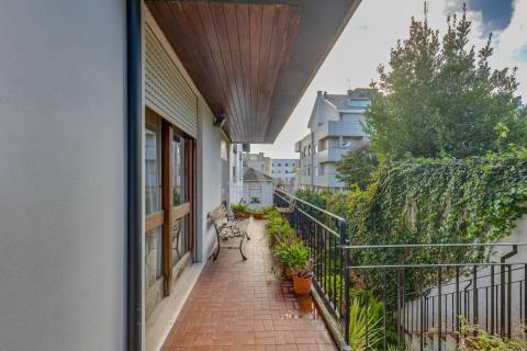 Moradia t4 em Aldoar com terreno!