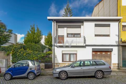 Moradia t4 em Aldoar com terreno!