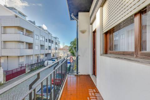 Moradia t4 em Aldoar com terreno!