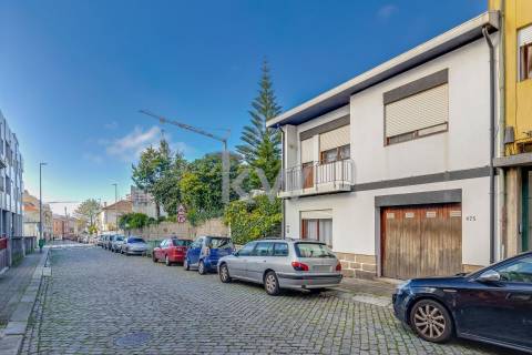 Moradia t4 em Aldoar com terreno!