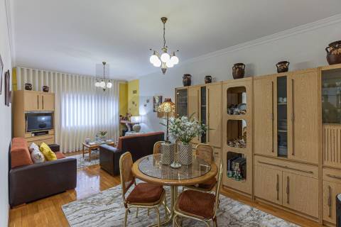 Apartamento T2 no Centro de Castêlo da Maia – Último Andar com 2 Garagens!